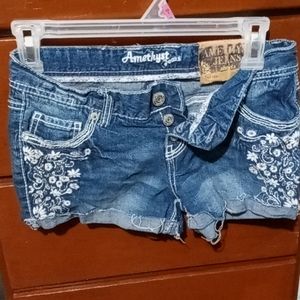 Low-rise short shorts